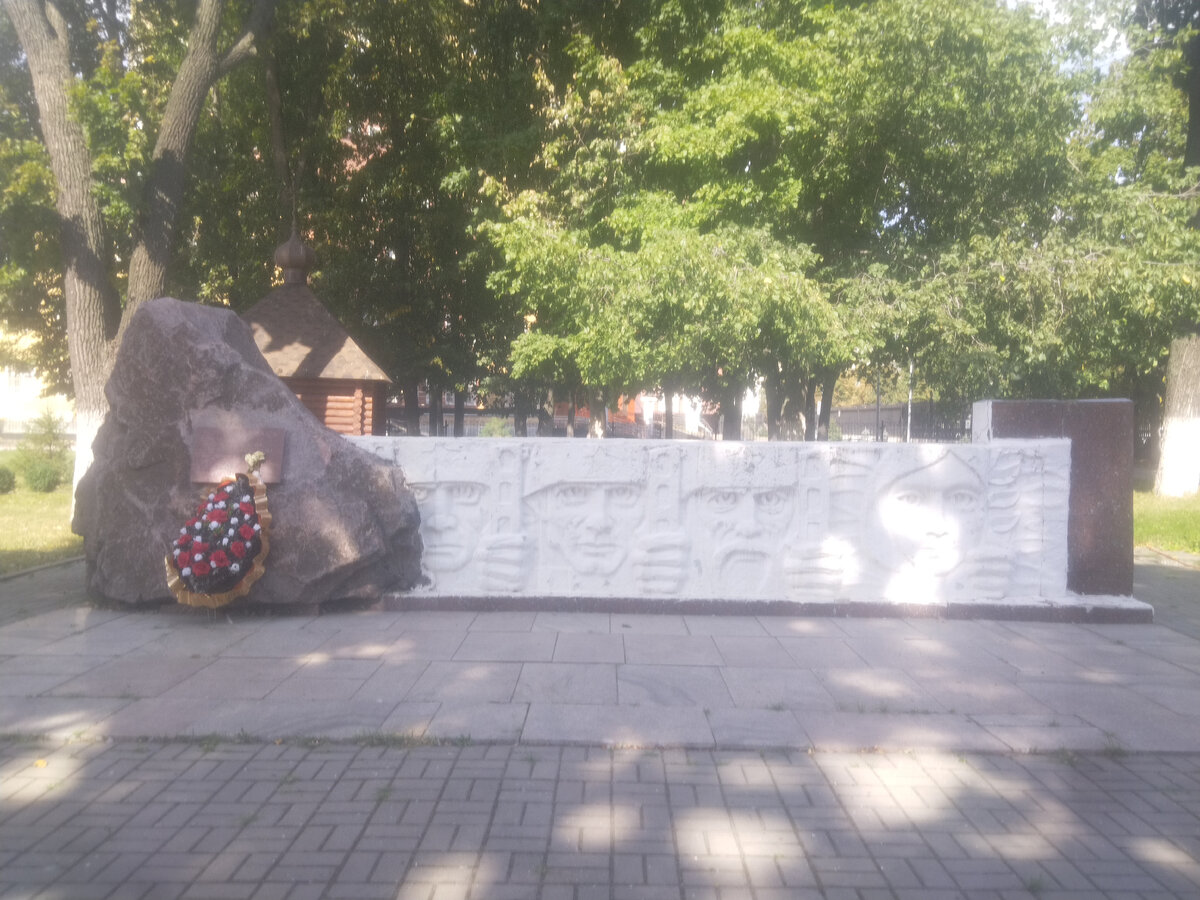 Как и в Москве, добровольцы - защитники Воронежа уходили в бой непосредственно с точек сбора на городских площадях.