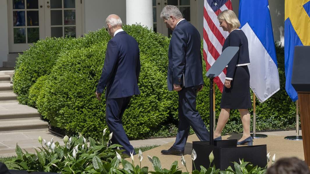 Президент США Джо Байден, президент Финляндии Саули Ниинистё и премьер-министр Швеции Магдалена Андерссон после выступления по поводу вступления Финляндии и Швеции в НАТО в Белом доме                                                                                  Фото: Global Look Press/Chris Kleponis