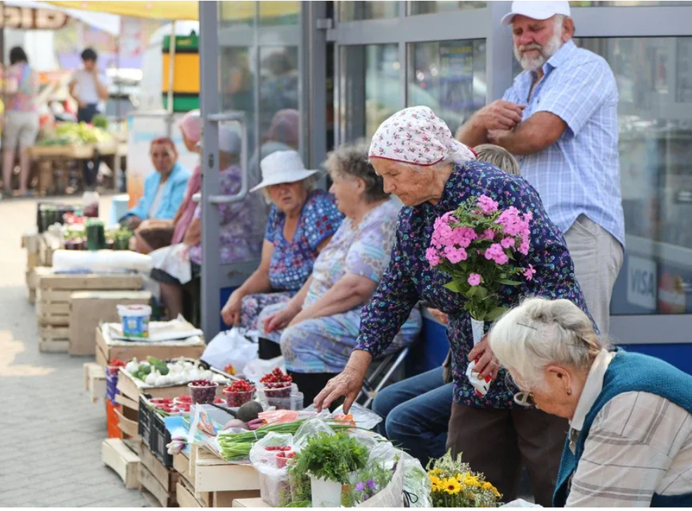 Пенсионер продал. Бабушки торгуют на улицах. Бабушка продает овощи. Старушка на рынке. Бабульки на рынке.