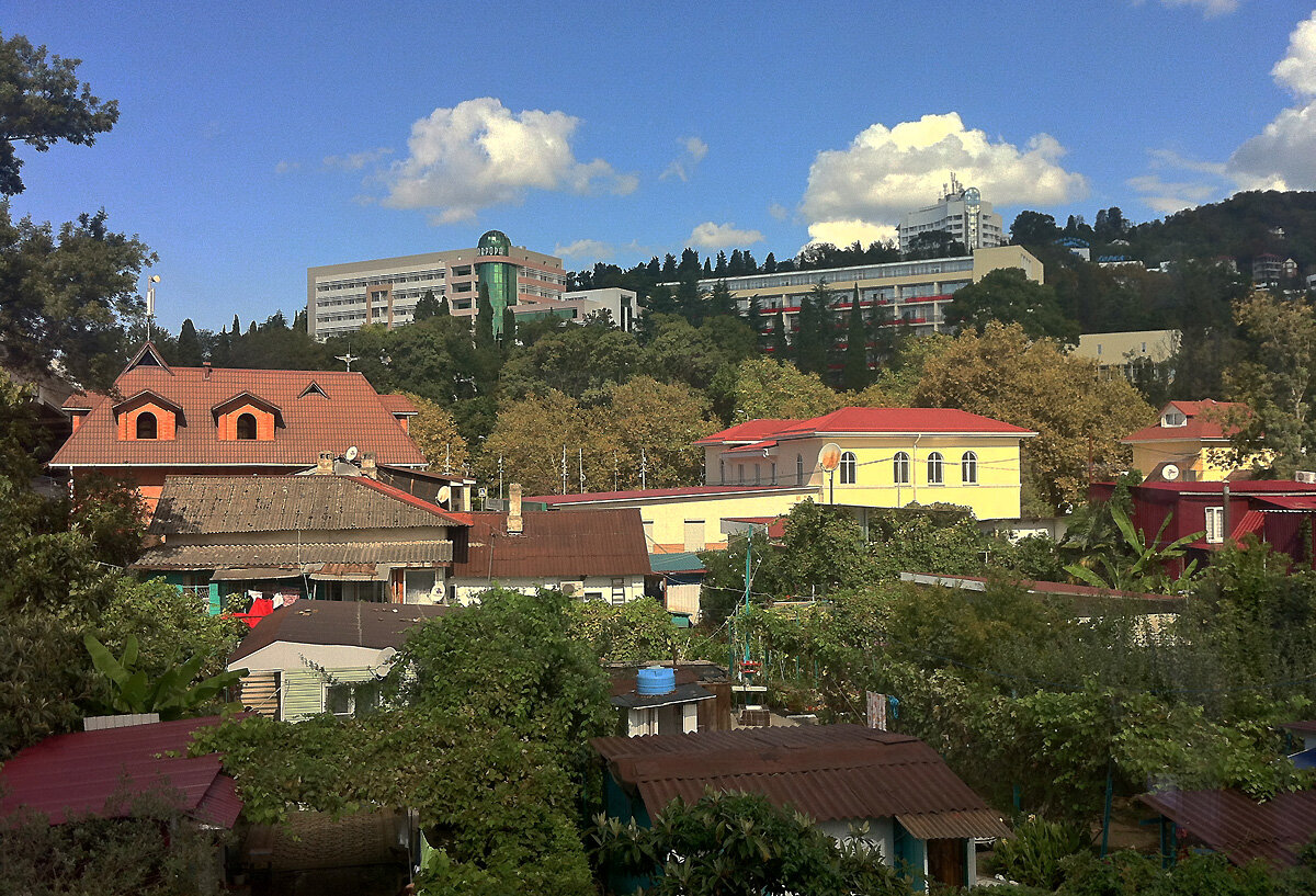 Уютный городок Хоста с одноименной речкой. Горы здесь совсем близко. Карусель (листайте).
