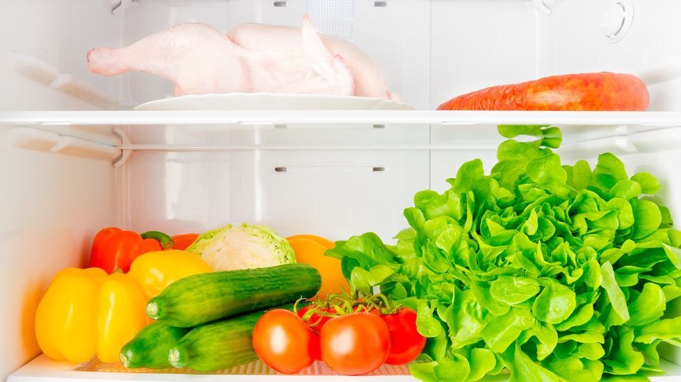     Почему нельзя хранить курицу на верхней полке холодильника?