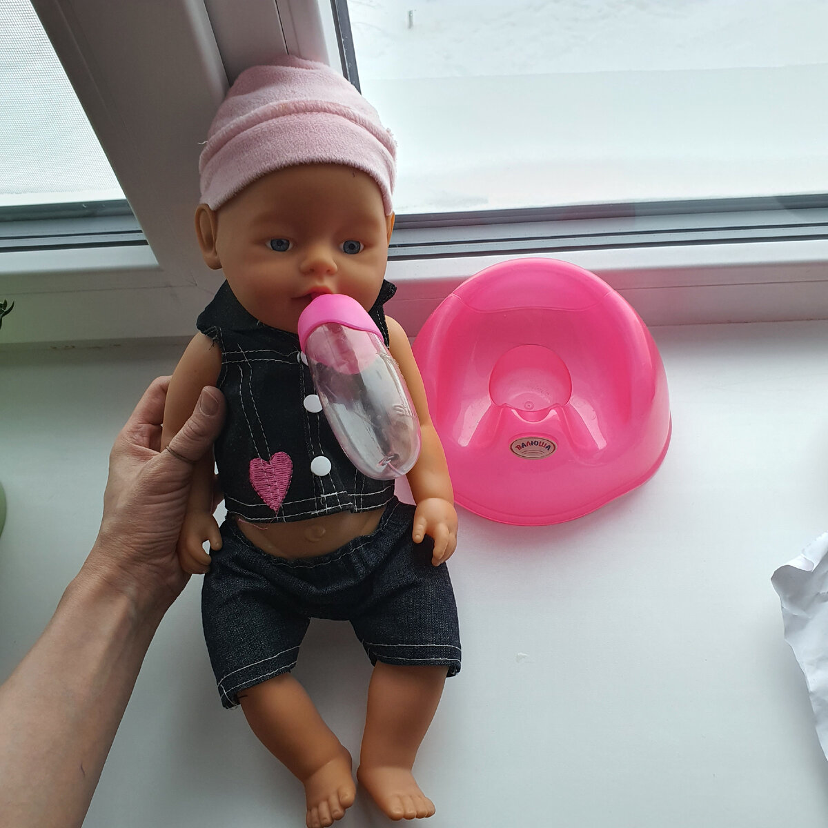 Пупс шикарный, даже жалко было продавать, но у меня такими игрушками играть некому, а так то оставила б себе))