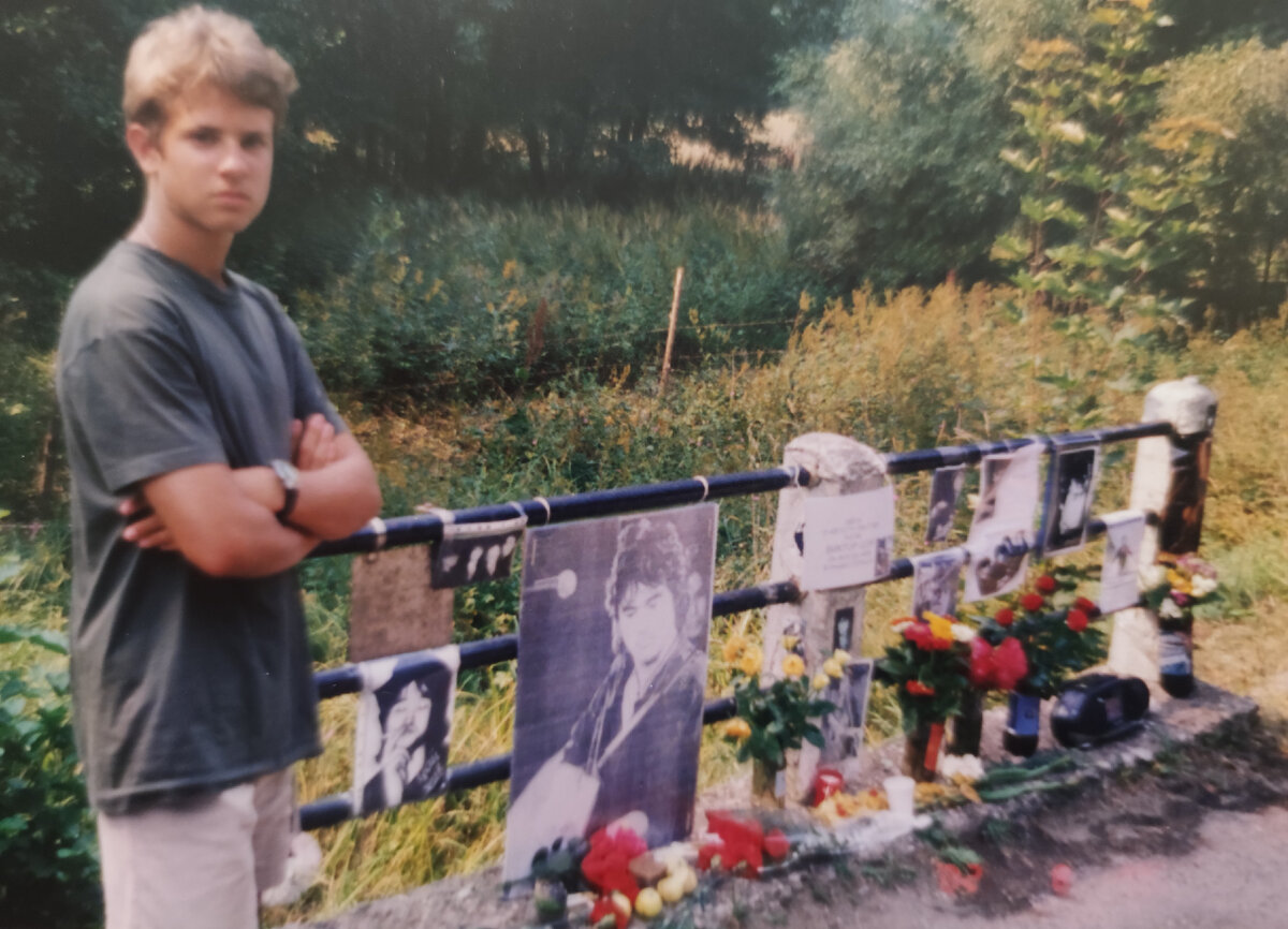 Я у места гибели Цоя. Юрмала. 2002 г. На лице - моё отношение к творчеству группы Кино. Моё фото.