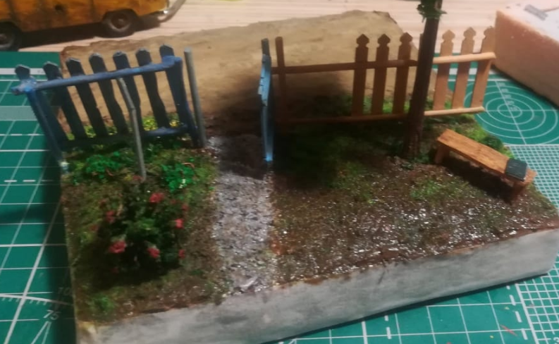 Слева - кусок "старого забора" справа - строящийся новый: свежий и неокрашенный