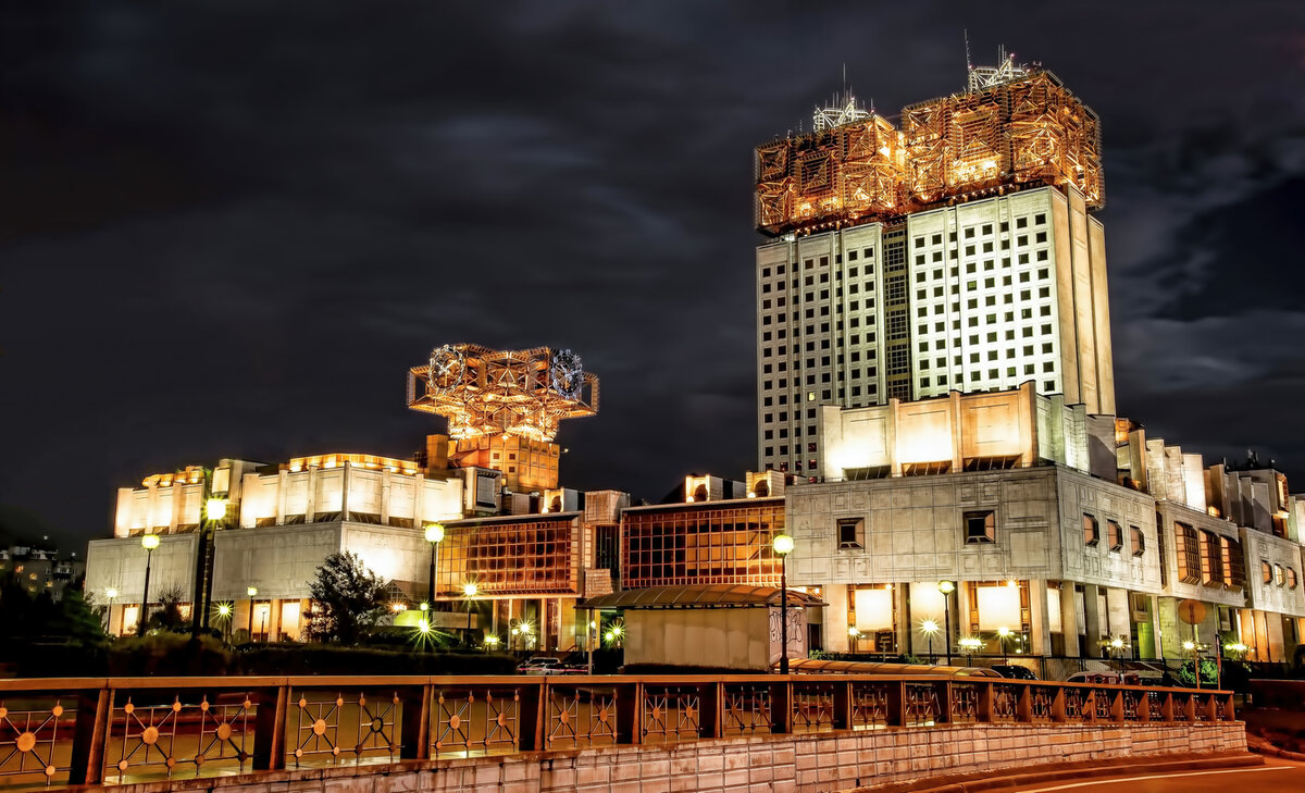 Единственный раз в жизни мне довелось бывать в здании РАН в первой половине 00х. Оказавшись невольным свидетелем дерзкой, как пуля и наглой, как танк коррупционной схеме. С тех пор отношение к чиновникам от науки у меня было... "обострённое". Но последние годы я вижу качественные изменения.