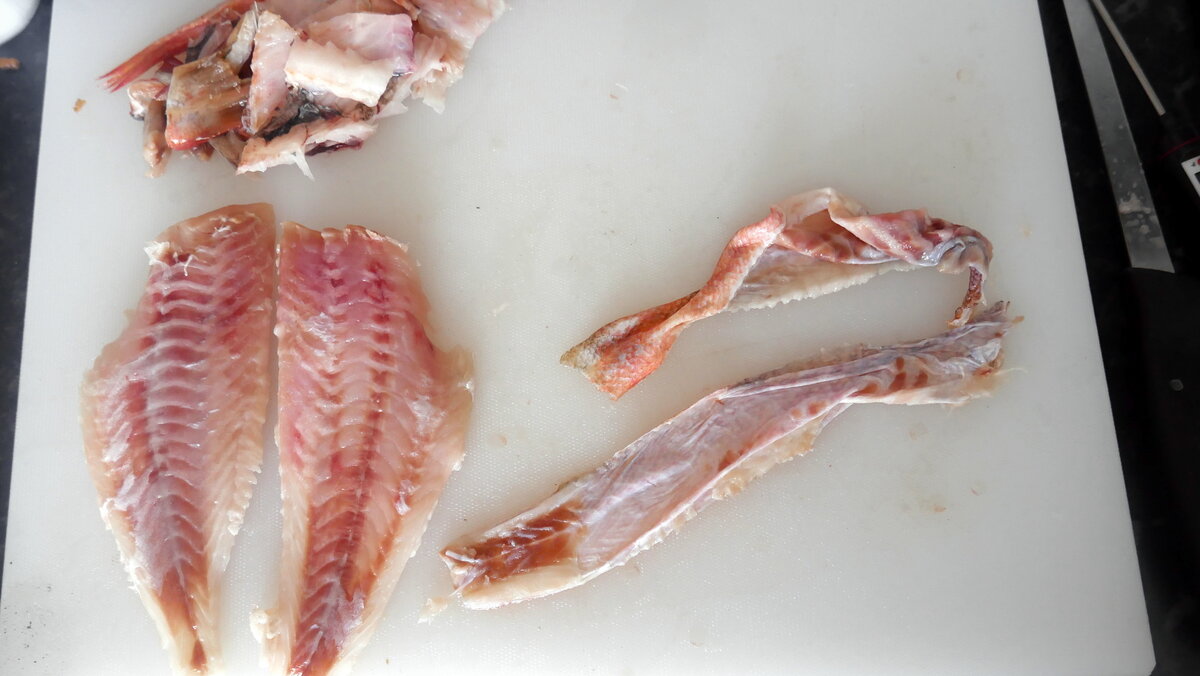 Рыбу разделать на филе.