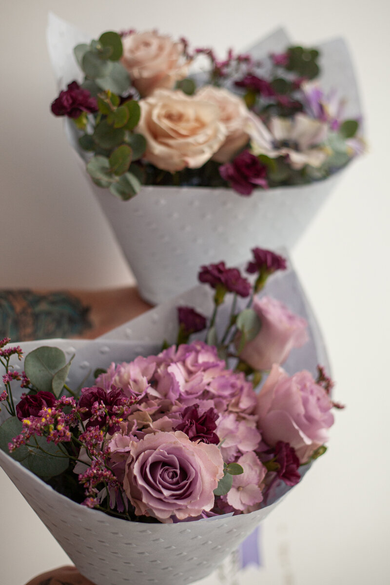 Букет из гортензии, роз гвоздики, лимониума и эвкалипта