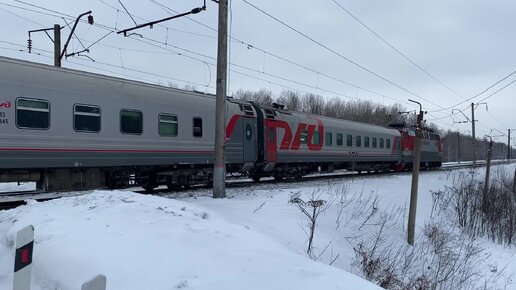 Пролетая переезд. Электровоз ЧС4Т-302 с пассажирским поездом на перегоне Марадыковский - Котельнич-I