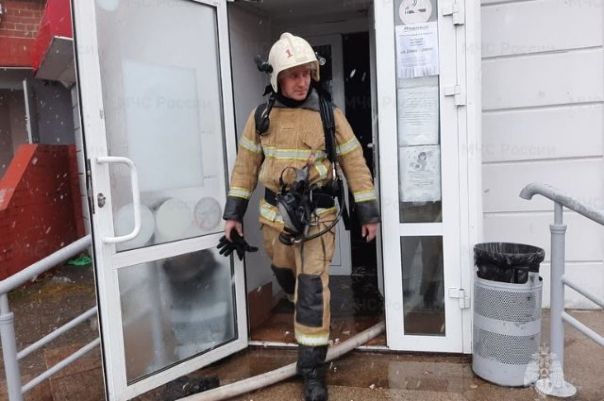    В жилой пятиэтажке на Сортировке загорелся неработающий магазин