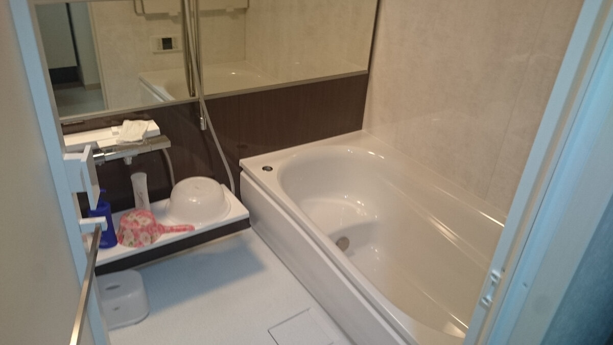 Справа ванна со специальным сидением внутри. Японцы принимают ванну сидя. Слева полочки с тазиками и ковшиками. Под полочкой внизу слева стоит сидушка. Источник: https://www.reformichiba.com/wp-content/uploads/2017/03/d309ef4df889bdce5962fbb4e34a4ab0.jpg