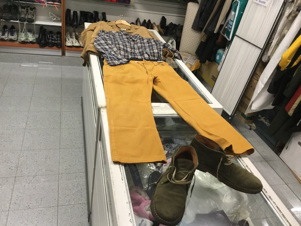 Мужские джинсы такого жизнерадостного цвета произвели на меня неизгладимое впечатление и я сразу принялась искать им «компанию». 