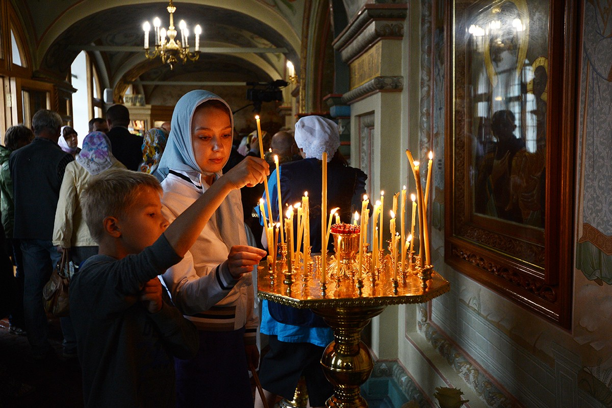 Фото прихожан. Православный храм. Фотосессия в храме. Люди молятся в церкви. Православные прихожане.