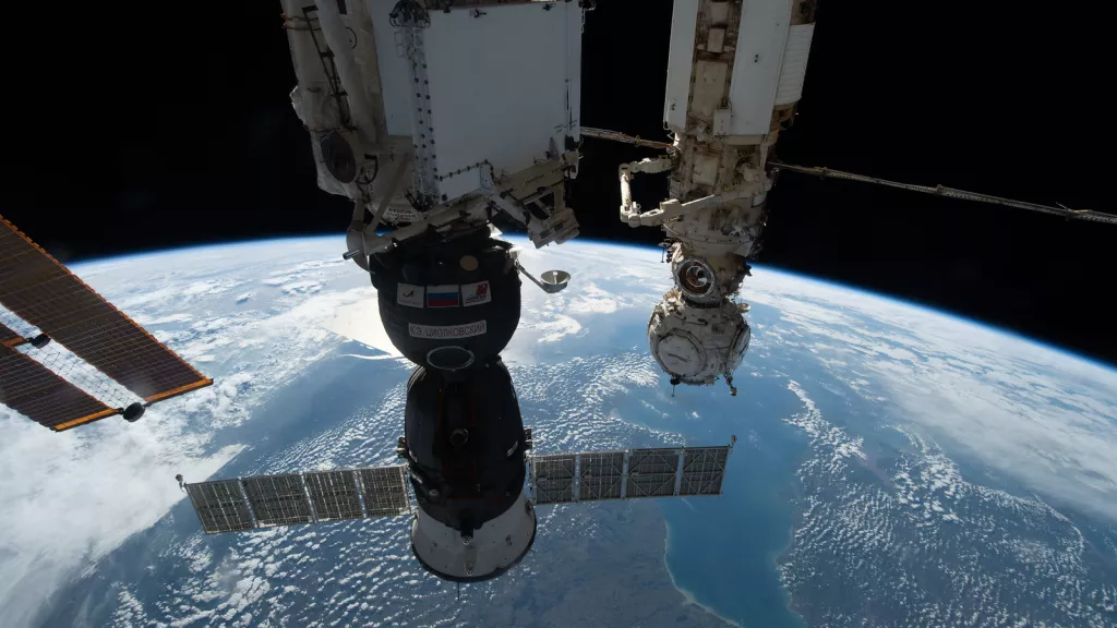 Российский космический корабль «Союз МС 22» виден на переднем плане, пристыкованный к модулю «Рассвет» Международной космической станции на этом снимке, сделанном в октябре 2022 года. (Изображение предоставлено: НАСА)
