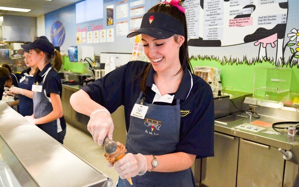 Успешная молодежь. Презентация по трудоустройству выпускников вуза. Учащиеся студенты. Берут ли на работу студентов. Работа для студентов и выпускников.