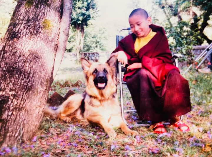 Маленький Кхамтрул Ринпоче с собакой.