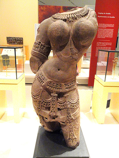 Часть скульптуры Сурасундари. X век, период Чандела, Королевский музей Онтарио (Канада).