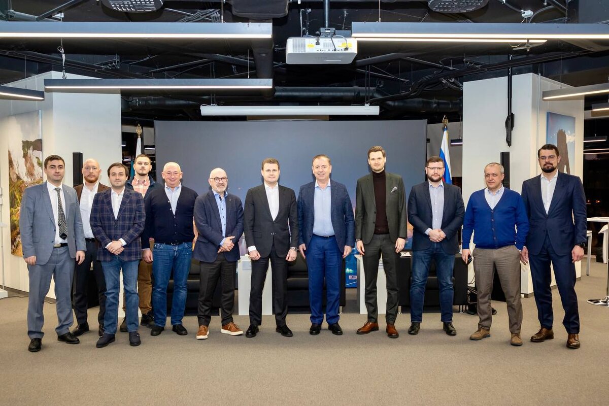 Фото: телеграмм канал главы Минвостокразвития Алексея Чекункова. Глава Минвостокразвития встретился с лидерами продовольственного ритейла России.