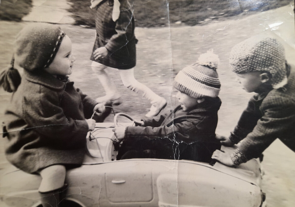 это я и мальчишки из нашего детсада