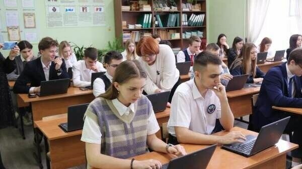     Сегодня старшеклассники школы № 43 в рамках Всероссийского проекта «Урок цифры» познакомились с применением анализа данных в разных сферах деятельности.