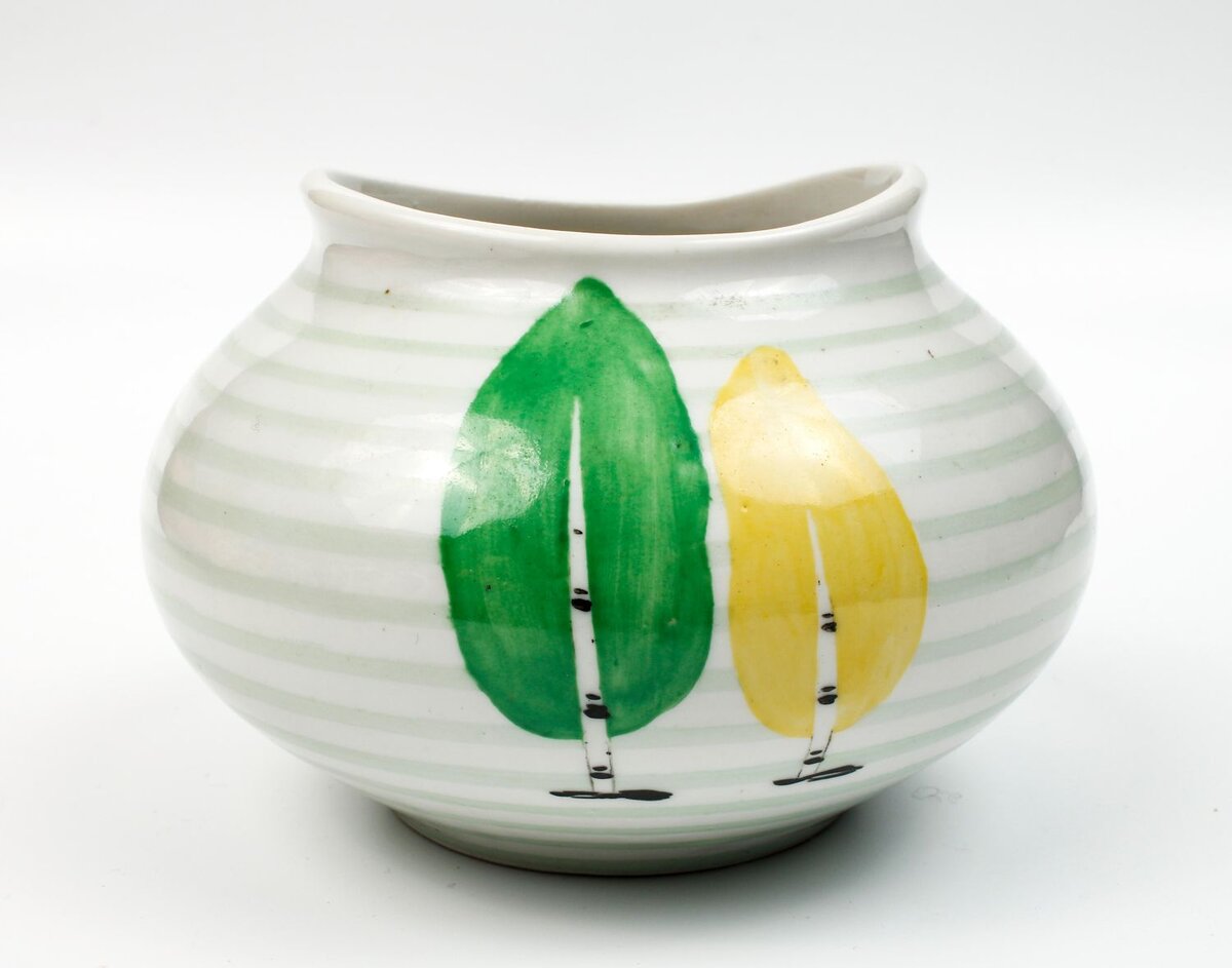 Алексей Гузанов (форма сервиза «Бутон», 1961). Сахарница. 1960-е. Дулёво. Высота 9,2 см. Аукционный дом «Центральный». Источник: ru.bidspirit.com