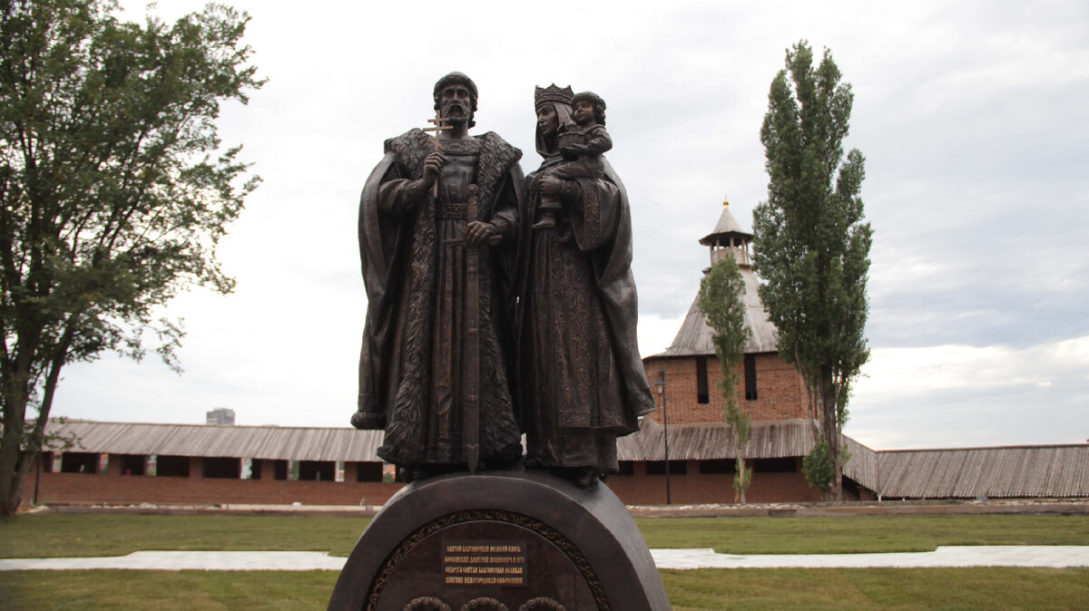 Памятник князю Дмитрию Донскому и его жене Евфросинии