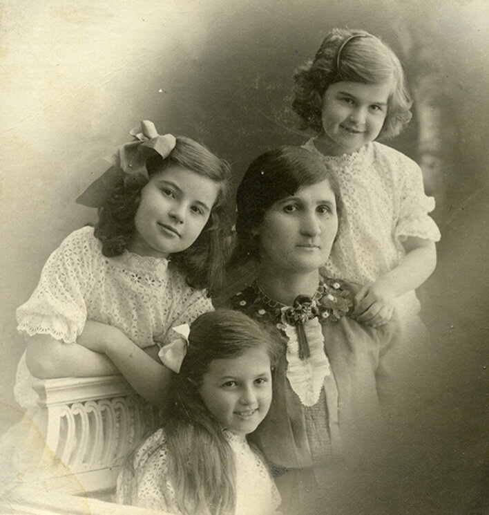 Мара, Аня, Женя и Мария Моисеевна. 1913 год. Архив Дмитрия Барского. Фото с сайта chapaev.media