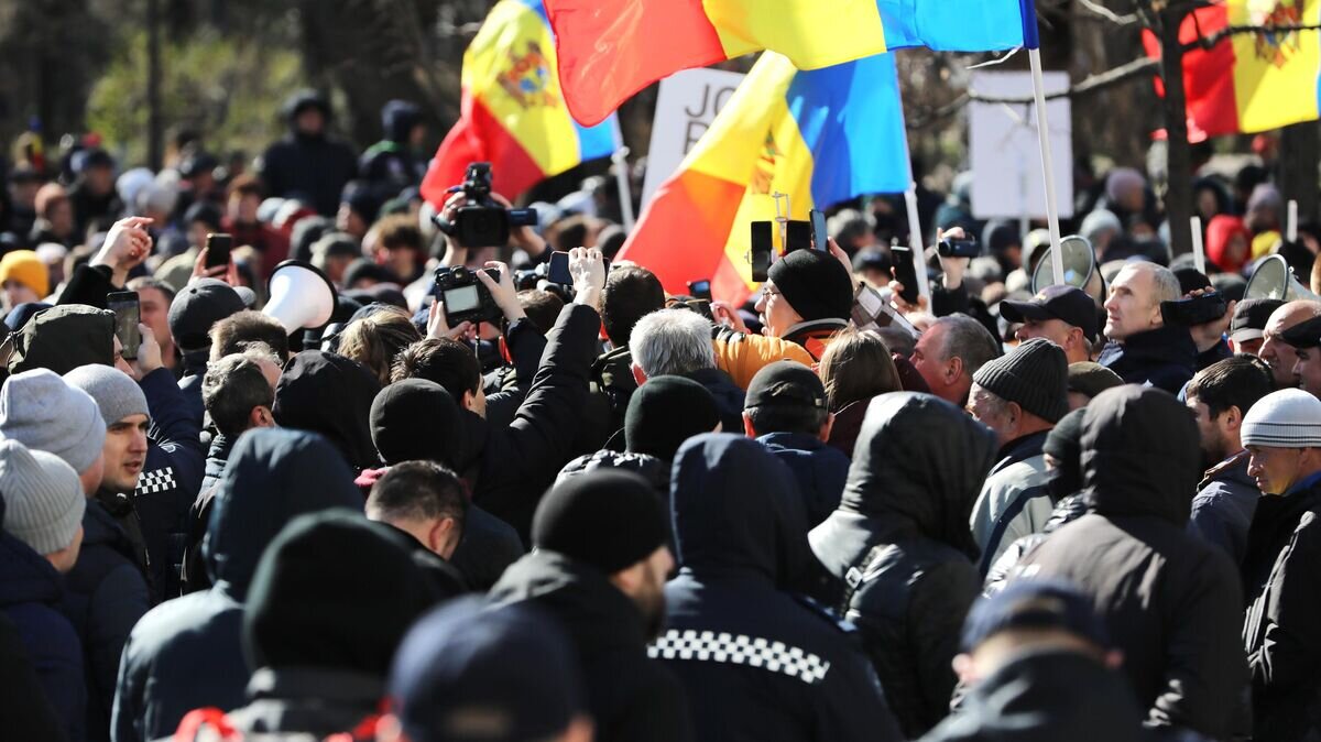    Участники акции протеста оппозиции в центре Кишинева© Sputnik / Родион Прока