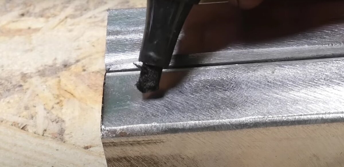      Размечаем отверстия.