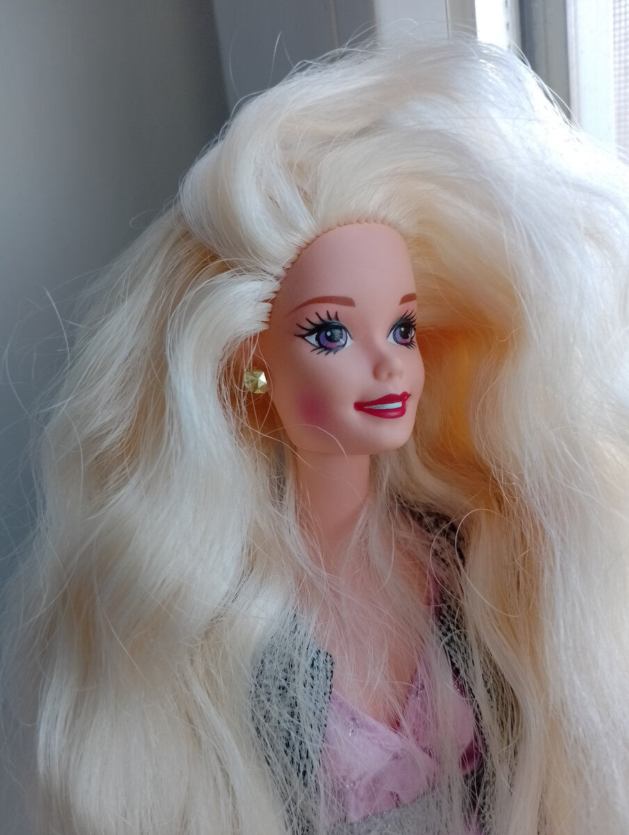 У леди нет ещё нарядного платья, но её главное украшение - это волосы.