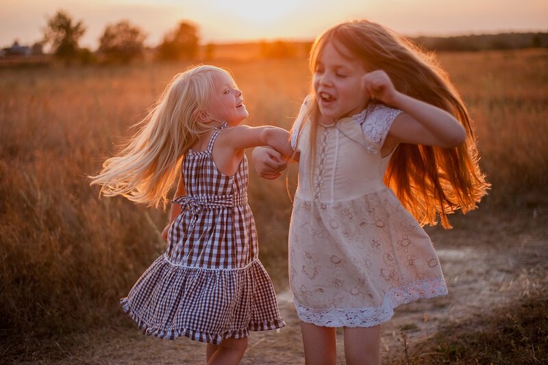 2 sisters. Две сестрички. Две сестренки в платьях. Сестренки в платьях. Две девочки сестренки.