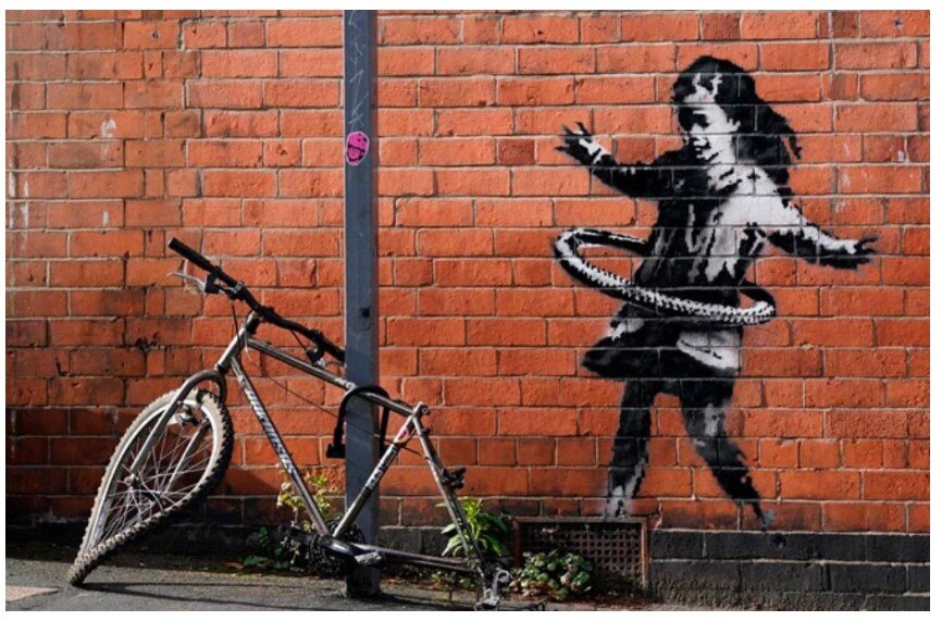 Девочка с обручем, граффити, Великобритания, 2020 год, Бэнкси