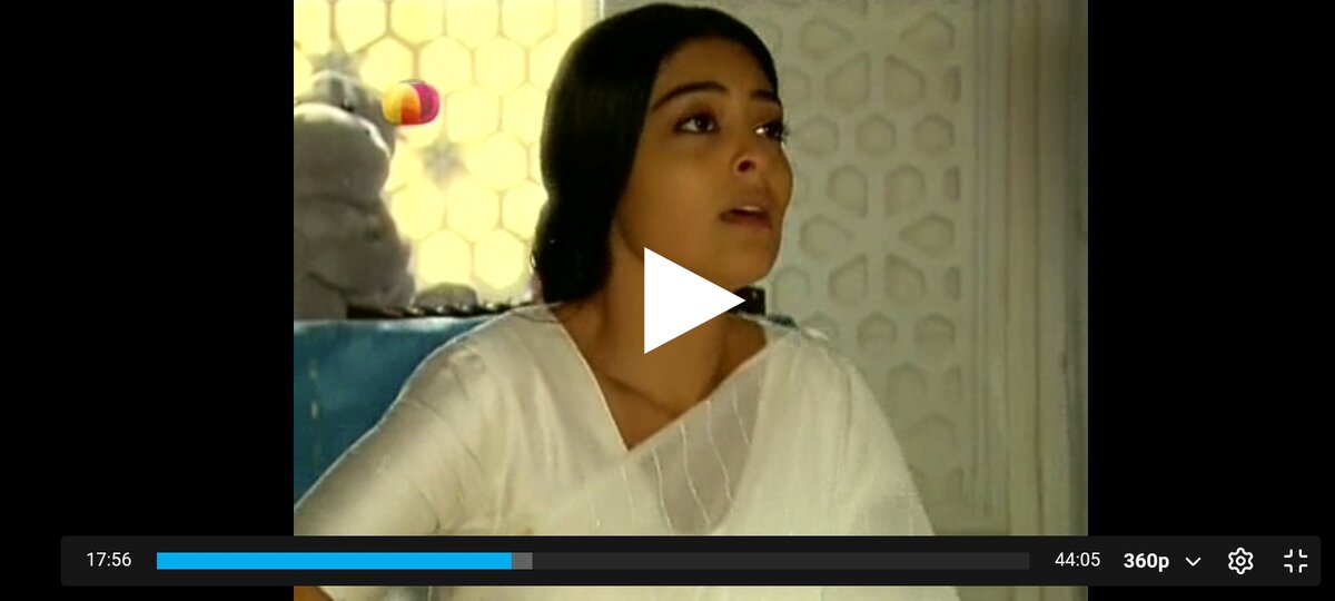 Майя в белом сари.