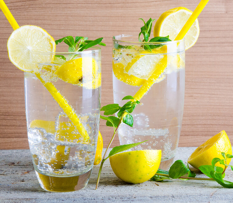 Вода с лимоном понижает. Вода с лимоном. Стакан воды с лимоном. Сладкая лимонная вода. Лимонная вода в бутылке.