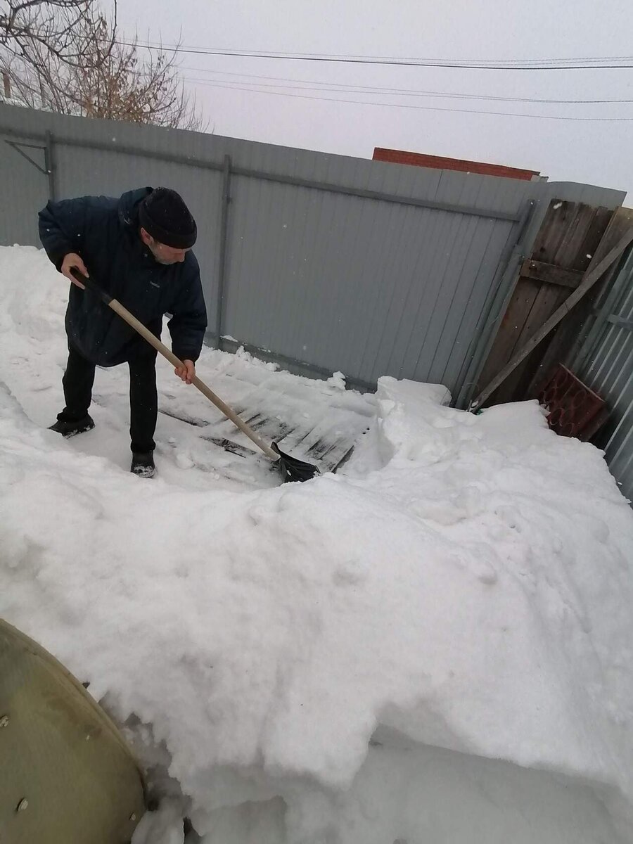 Очистили от снега. 