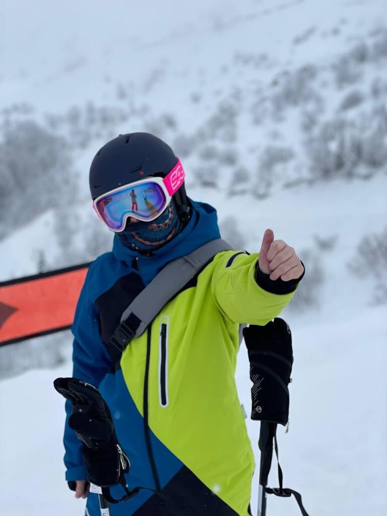 Девочка снова занимается конным спортом и горными лыжами