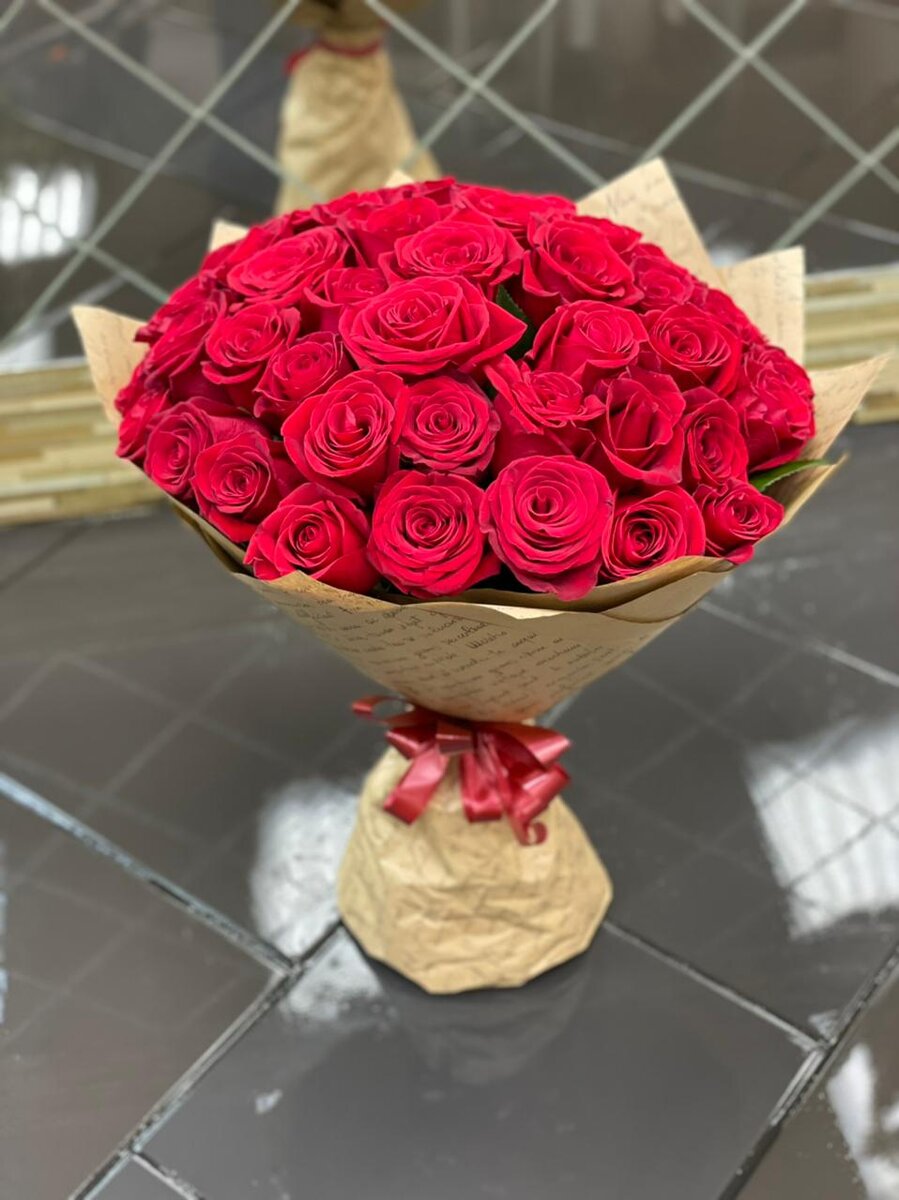 Существует бесконечное количество причин, по которым вам может понадобиться извиниться перед кем-то. Таким образом, существует также бесконечное количество причин для отправки цветов с извинениями.