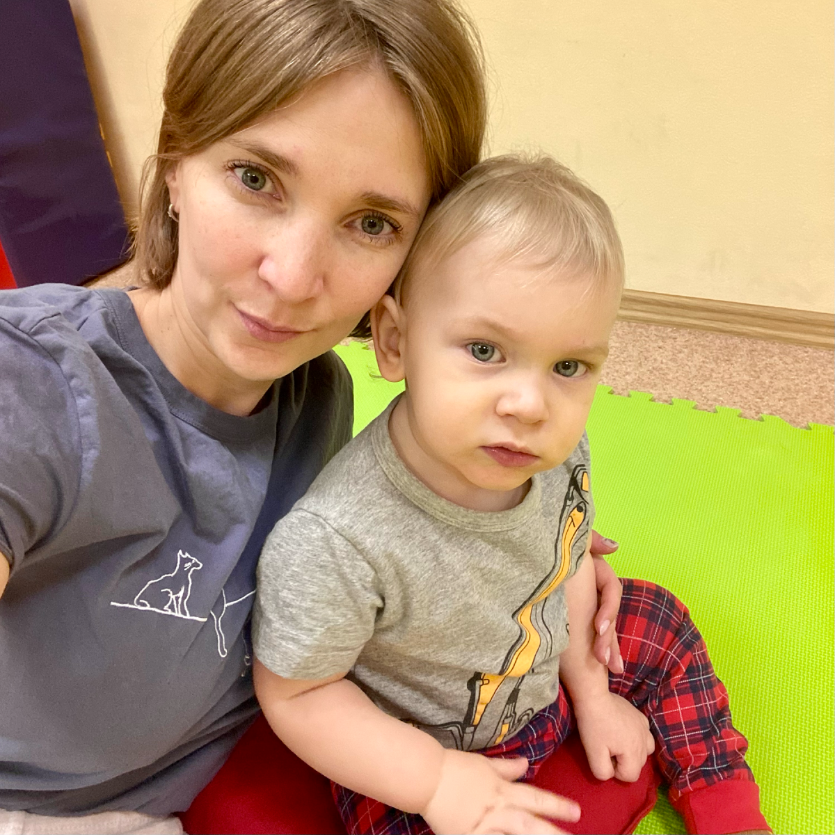 Сидим на подушке, ждём начала урока.