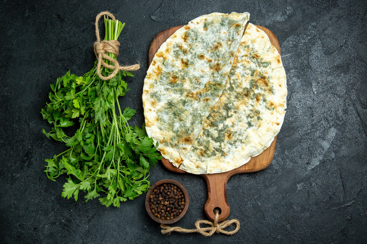 Традиционные азербайджанские лепёшки с сыром и зеленью