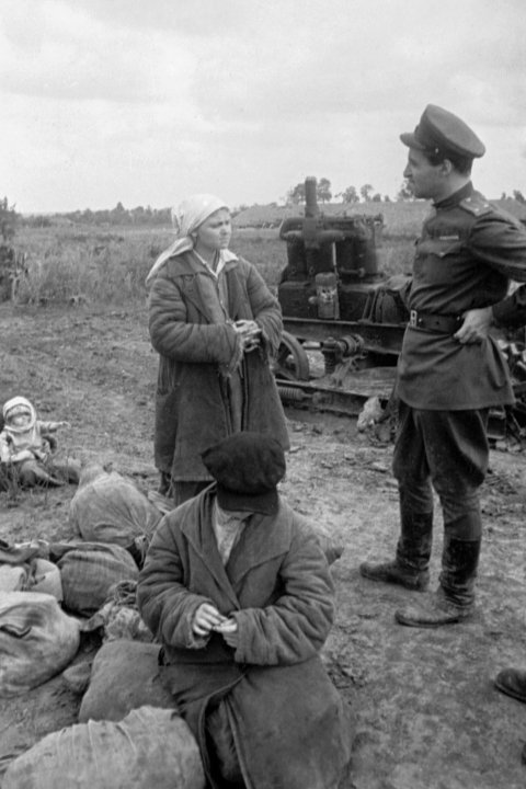 Корреспондент газеты "Красная Звезда" Константин Симонов беседует с беженцами
Фото: Яков Халип / РИА Новости