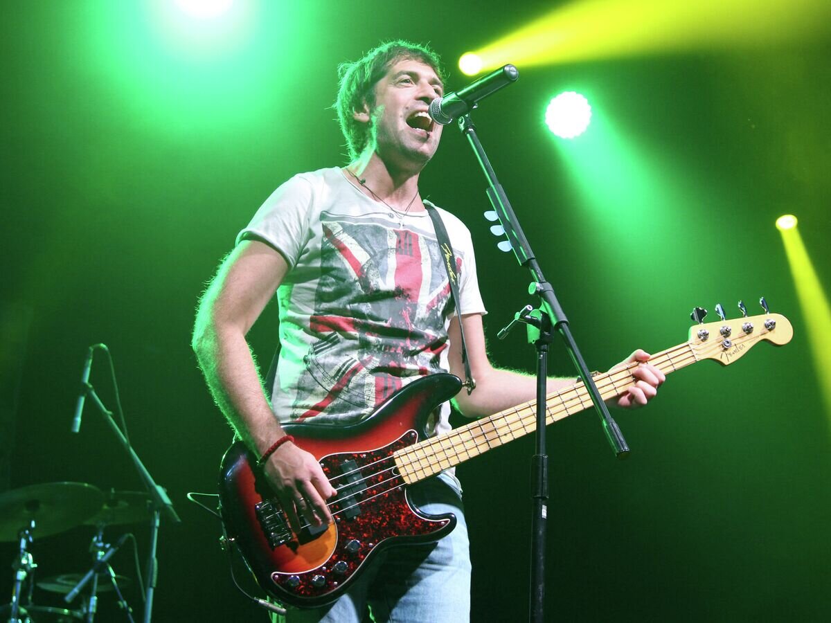    Максим Покровский и группа "Ногу свело" выступает на фестивале НочлежкаFest в Петербурге. Фото с места события© РИА Новости / Илья Григорьев