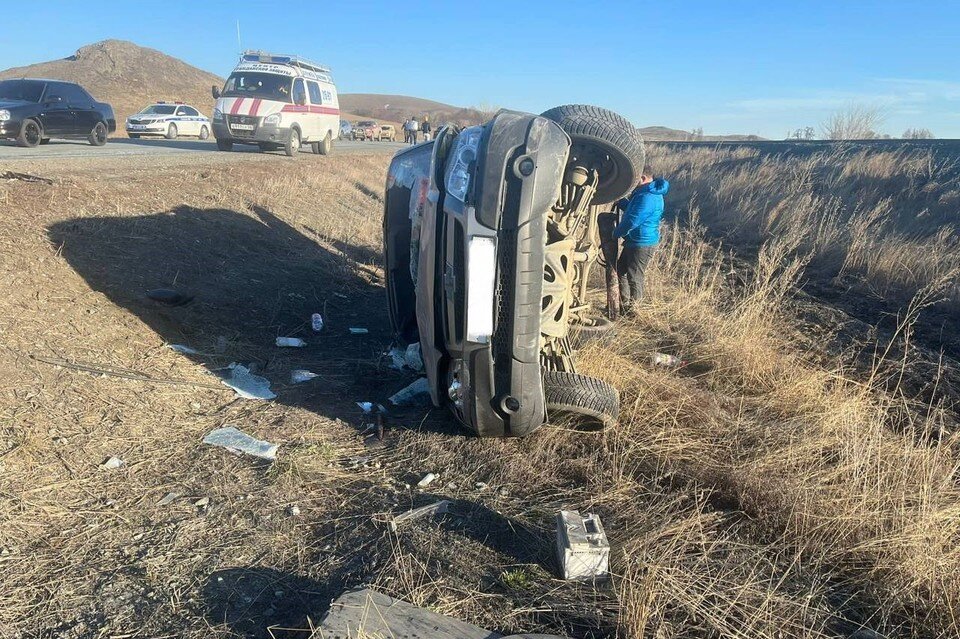     Водитель «Ниссан Альмера» не выдержал необходимую дистанцию и врезался в движущийся впереди автомобилем «Шевроле Нива». Фото: УМВД Оренбуржья