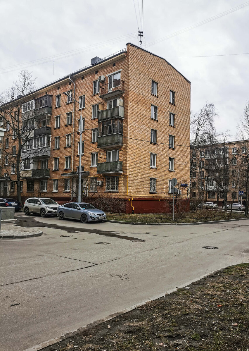 Вид на пятиэтажку, которая приписана к улице Маршала Вершинина. Проезжая часть на переднем плане - проектируемый проезд № 6399.
