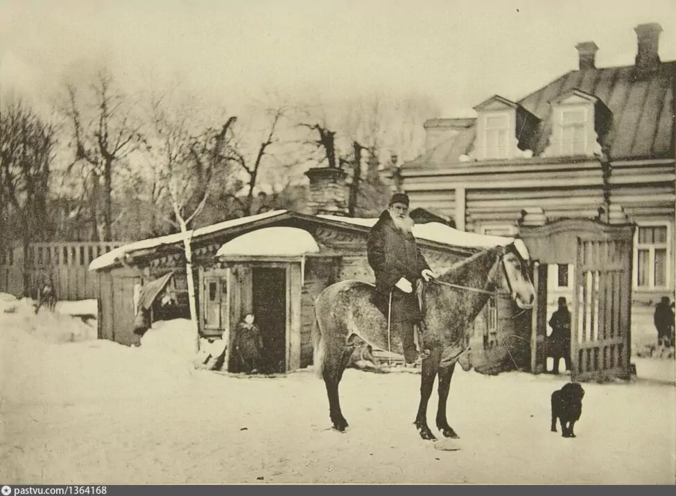 Дом л.н. Толстого в Хамовниках 1900. Лев толстой на коньках в Хамовниках, 1898 год.. Дом Толстого в Хамовниках. Толстой в Хамовниках. Лев толстой нижний новгород