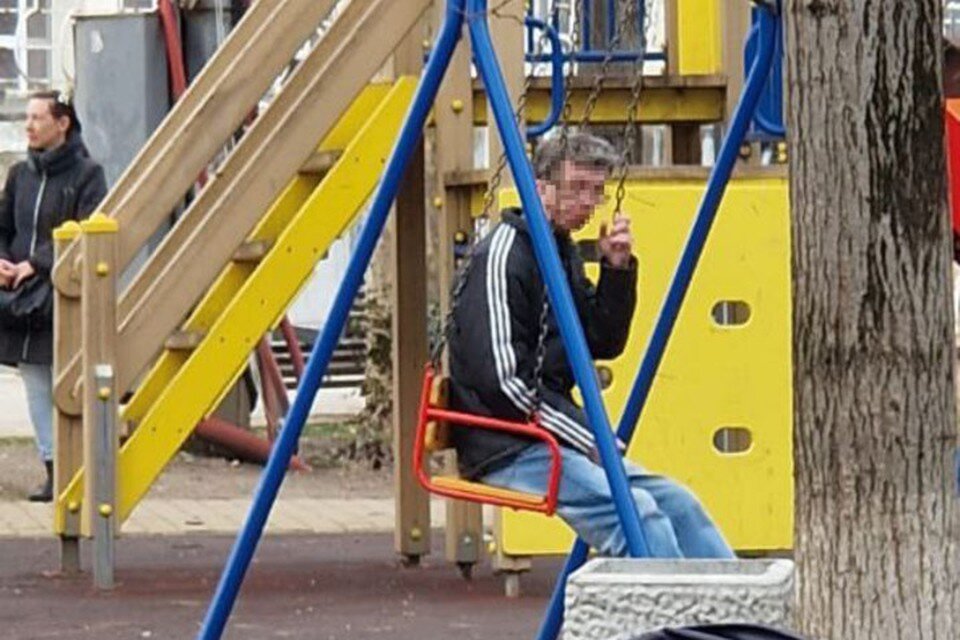     Подозрительный мужчина напугал маленьких детей и их родителей.