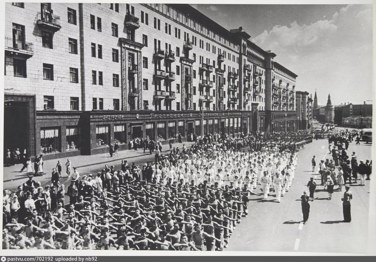 В 1947 году это место уже выглядело так. На фото парад физкультурников. Автор фото: Евгений Халдей. С сайта www.pastvu.com.