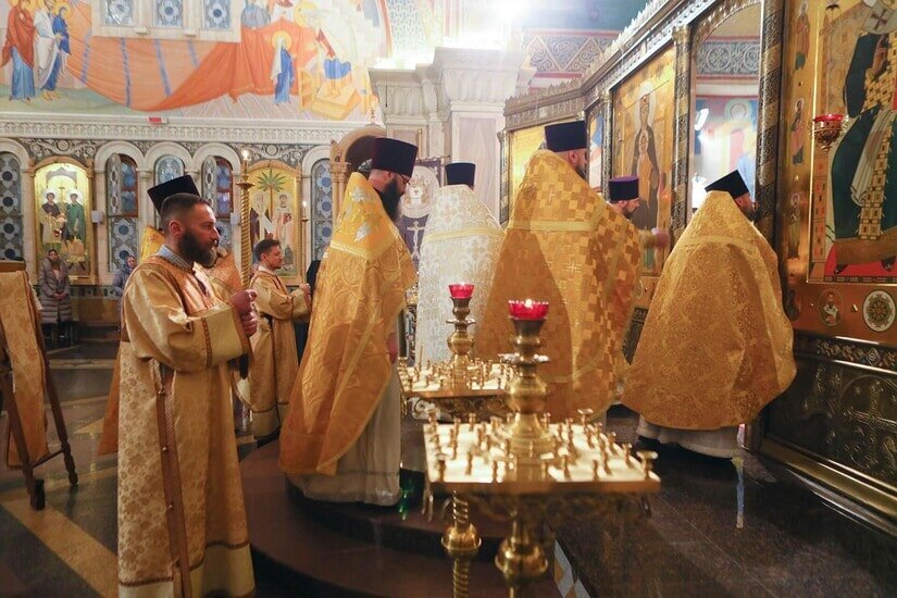 Малый вход.  В камилавке