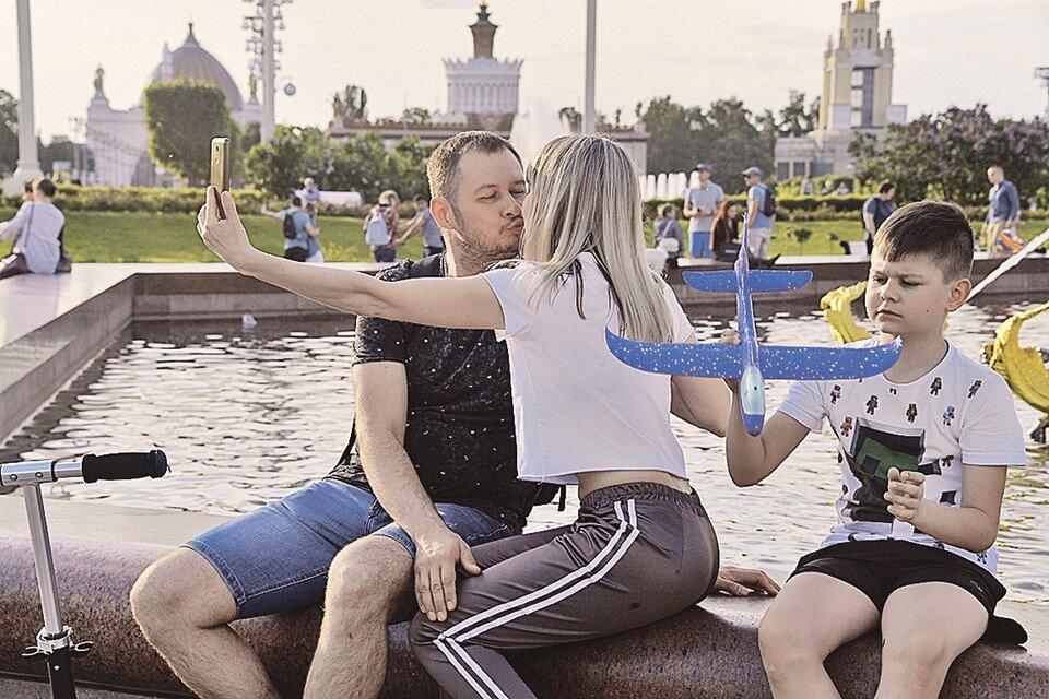     - Погодите со своими поцелуями, материнский капитал еще не подняли! Владимир ВЕЛЕНГУРИН