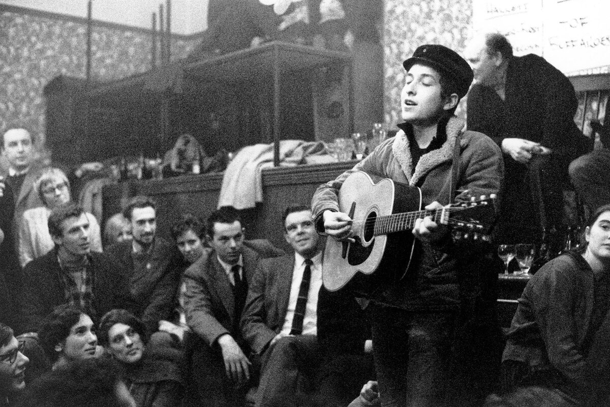 Боб Дилан выступает на рождественской вечеринке Singers Club во время своего первого визита в Великобританию, 1962 год Фото: Brian Shuel / Redferns / Getty Images