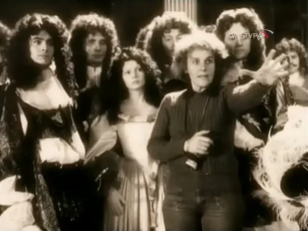 Ариана Мнушкина с актерами своего театра