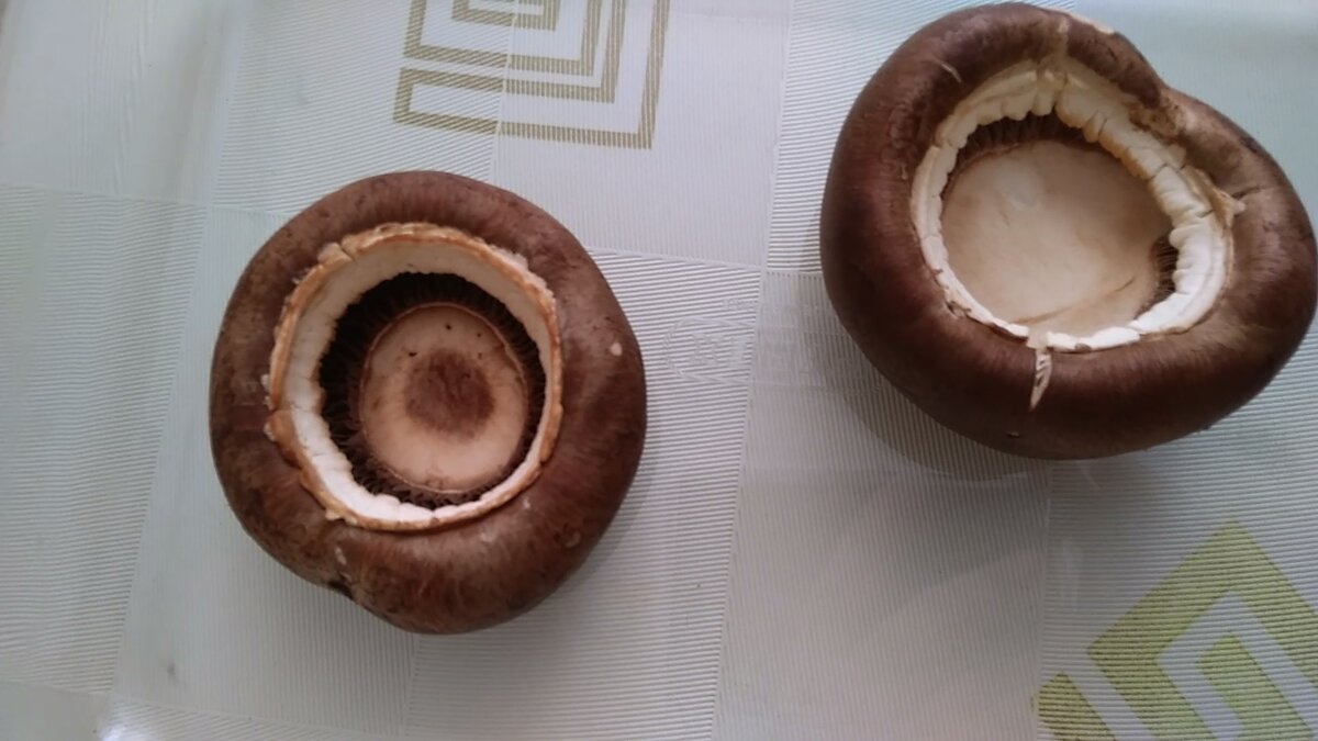 Отделить ножки от шляпок